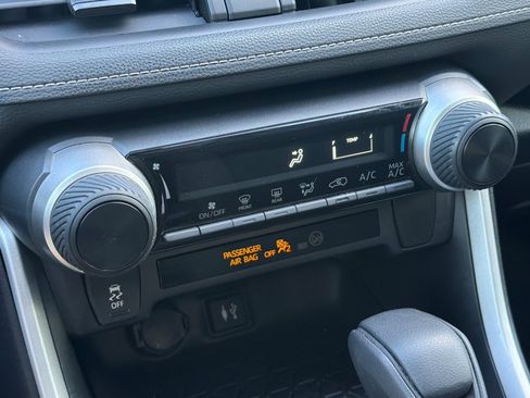 Used 2019 Toyota RAV4 LE w/ Carpet Mat Package FWD image 25