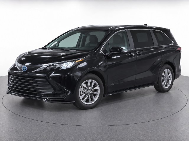 Used 2025 Toyota Sienna LE FWD image 3