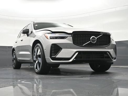 Certified 2025 Volvo XC60 T8 Plus w/ Protection Package Premier AWD/4WD image 31