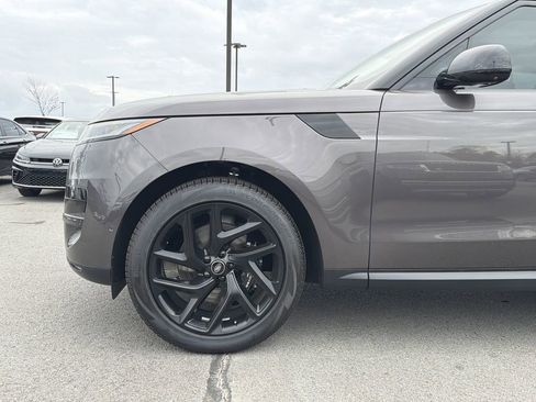 Used 2025 Land Rover Range Rover Sport SE image 9