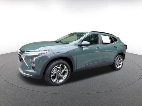 Used 2025 Chevrolet Trax LT FWD image 8