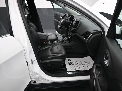 Used 2019 Jeep Cherokee Limited image 25