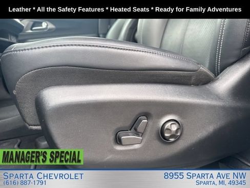 Used 2025 Chrysler Pacifica Select FWD image 11