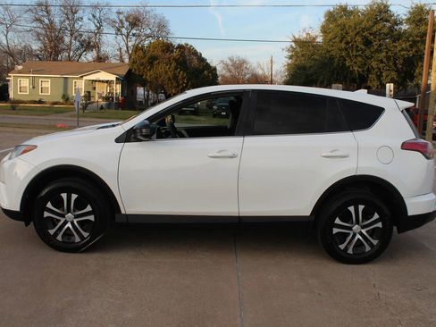 Used 2018 Toyota RAV4 LE image 7