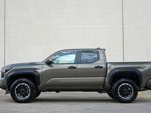 Used 2025 Toyota Tacoma TRD Off-Road AWD/4WD image 9