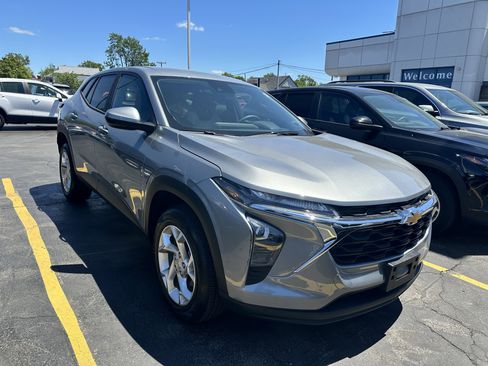 Used 2024 Chevrolet Trax LS w/ LS Convenience Package FWD image 2