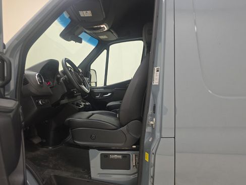 Used 2024 Mercedes-Benz Sprinter 2500 image 5