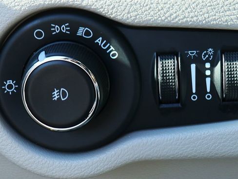 Used 2023 Chrysler Pacifica Touring-L image 46