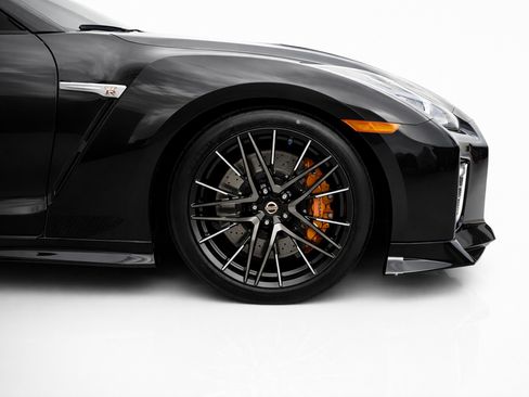 Used 2021 Nissan GT-R Premium image 22