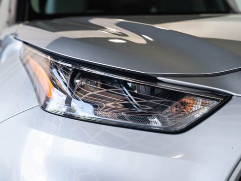 Used 2023 Toyota Highlander LE AWD/4WD image 11