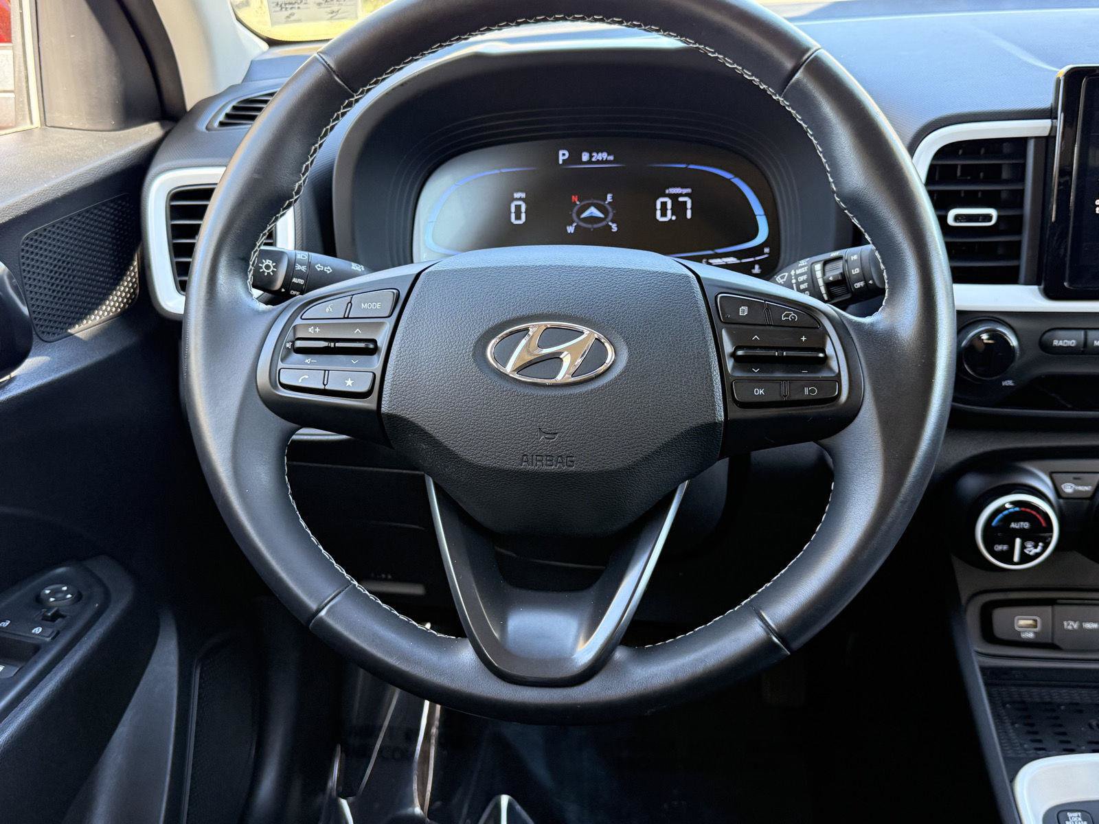 Used 2024 Hyundai Venue Limited FWD image 21