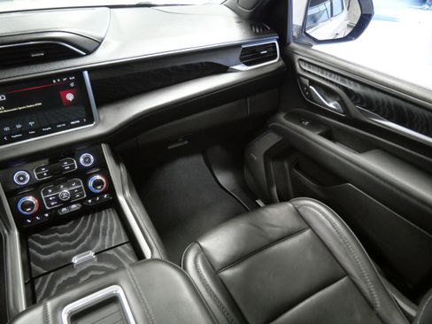 Used 2022 GMC Yukon Denali w/ Denali Premium Package image 11