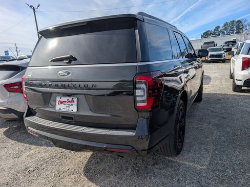 Used 2023 Ford Expedition Limited image 3