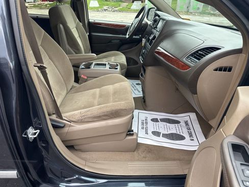 Used 2014 Chrysler Town & Country Touring FWD image 13