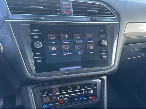 Used 2022 Volkswagen Tiguan SE image 10