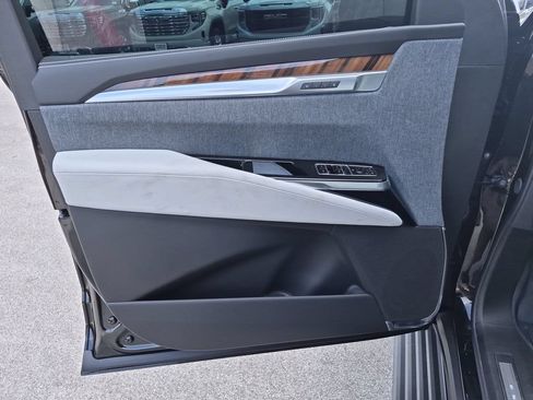 Certified 2026 Cadillac Escalade Platinum Sport w/ LPO, Floor Liner Package AWD/4WD image 21