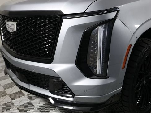 Used 2026 Cadillac Escalade ESV V w/ LPO, ONYX Package AWD/4WD image 45