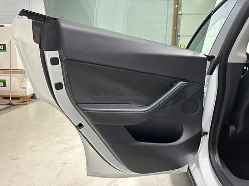 Used 2021 Tesla Model Y Long Range image 19
