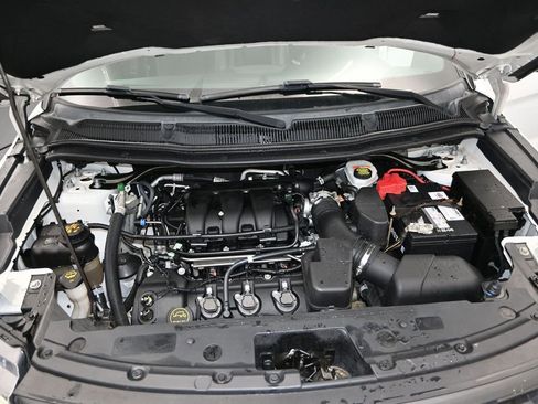 Used 2018 Ford Explorer XLT w/ Equipment Group 202A FWD image 12
