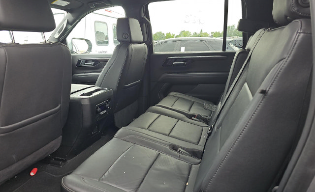 Used 2025 Chevrolet Suburban Z71 AWD/4WD image 13