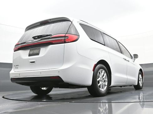 Used 2022 Chrysler Pacifica Touring-L image 37