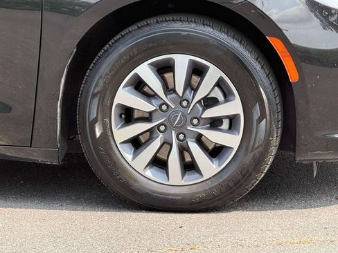 Used 2023 Chrysler Pacifica Touring-L FWD image 9