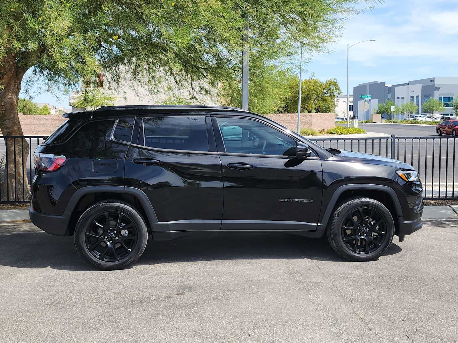 Used 2026 Jeep Compass Latitude AWD/4WD image 9