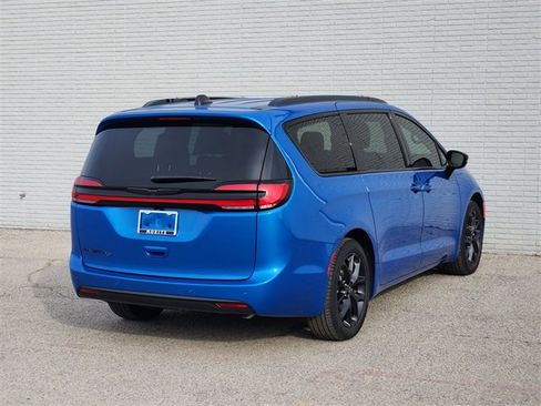 New 2026 Chrysler Pacifica Select image 4