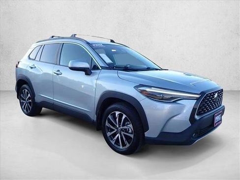 Used 2023 Toyota Corolla Cross XLE image 6