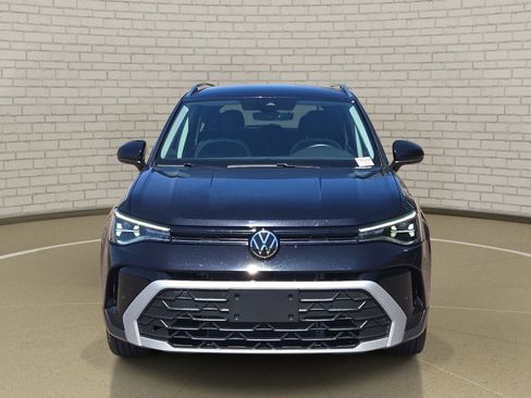 Used 2025 Volkswagen Taos SE FWD image 2