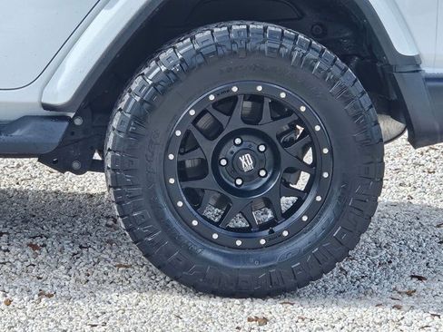 Used 2018 Jeep Wrangler Unlimited Sahara image 9