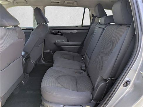 Used 2022 Toyota Highlander LE FWD image 18