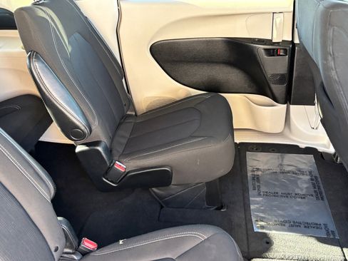 Used 2023 Chrysler Voyager LX image 12