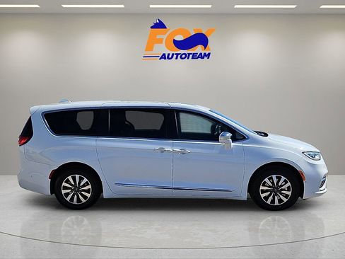 Used 2022 Chrysler Pacifica Limited image 5