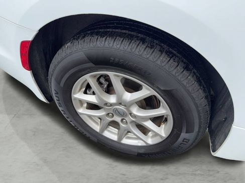 Used 2024 Chrysler Pacifica Touring-L FWD image 7