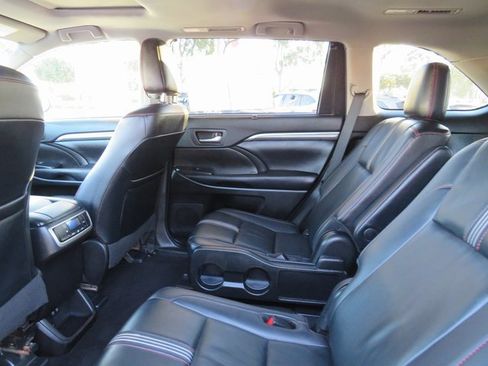 Used 2019 Toyota Highlander SE image 18