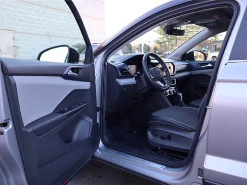 Certified 2023 Volkswagen Taos SE w/ Panoramic Sunroof Package image 11