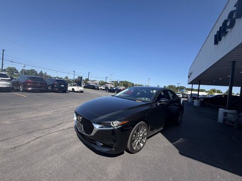 Used 2022 MAZDA MAZDA3 s FWD image 3
