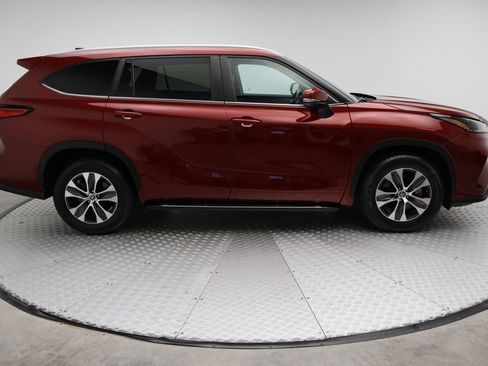 Certified 2023 Toyota Highlander XLE image 7