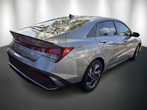 Used 2025 Hyundai Elantra Sport image 4