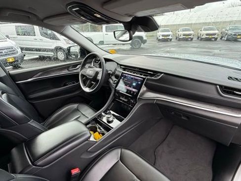 Used 2023 Jeep Grand Cherokee Limited image 16