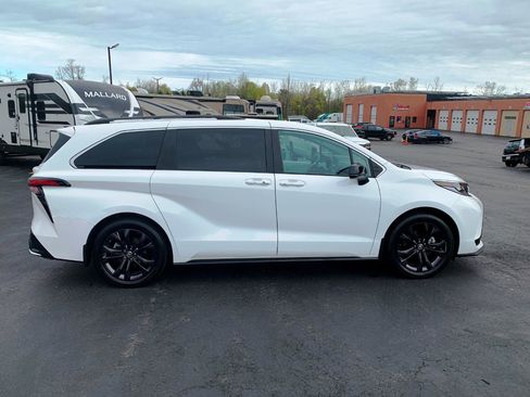 Used 2024 Toyota Sienna XSE FWD image 3