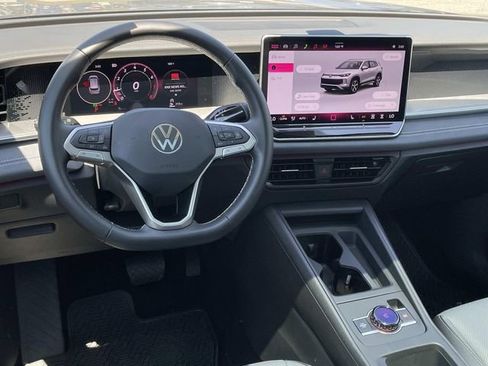 Used 2026 Volkswagen Tiguan SE w/ Panoramic Sunroof Package FWD image 6