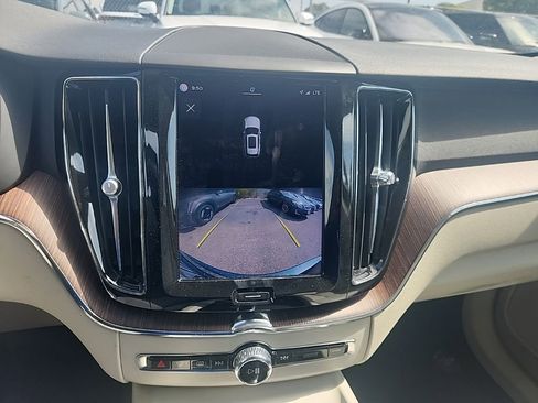 Used 2022 Volvo XC60 B5 Momentum w/ Climate Package FWD image 22