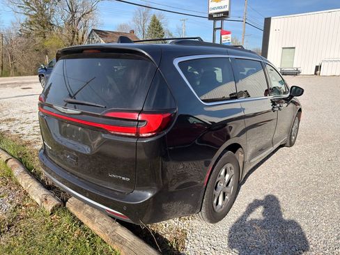 Used 2023 Chrysler Pacifica Limited image 7