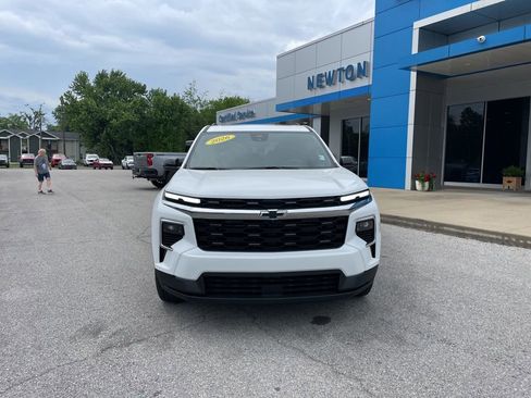 New 2026 Chevrolet Traverse LT w/ Sun and Wheel Package FWD image 2