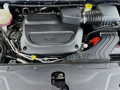 Used 2023 Chrysler Pacifica Touring-L FWD image 31