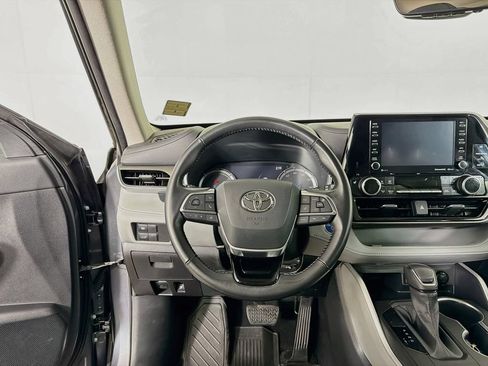 Used 2020 Toyota Highlander XLE AWD/4WD image 20