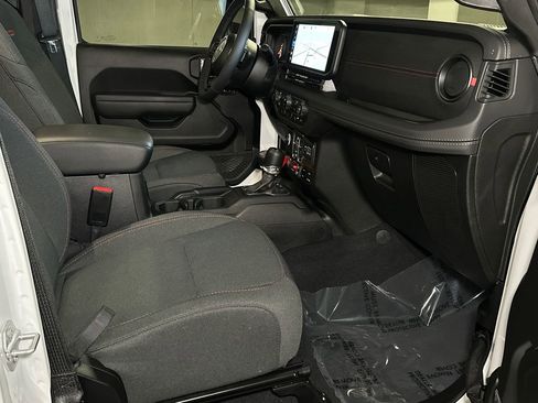 Used 2025 Jeep Wrangler Unlimited Rubicon w/ Technology Group image 10