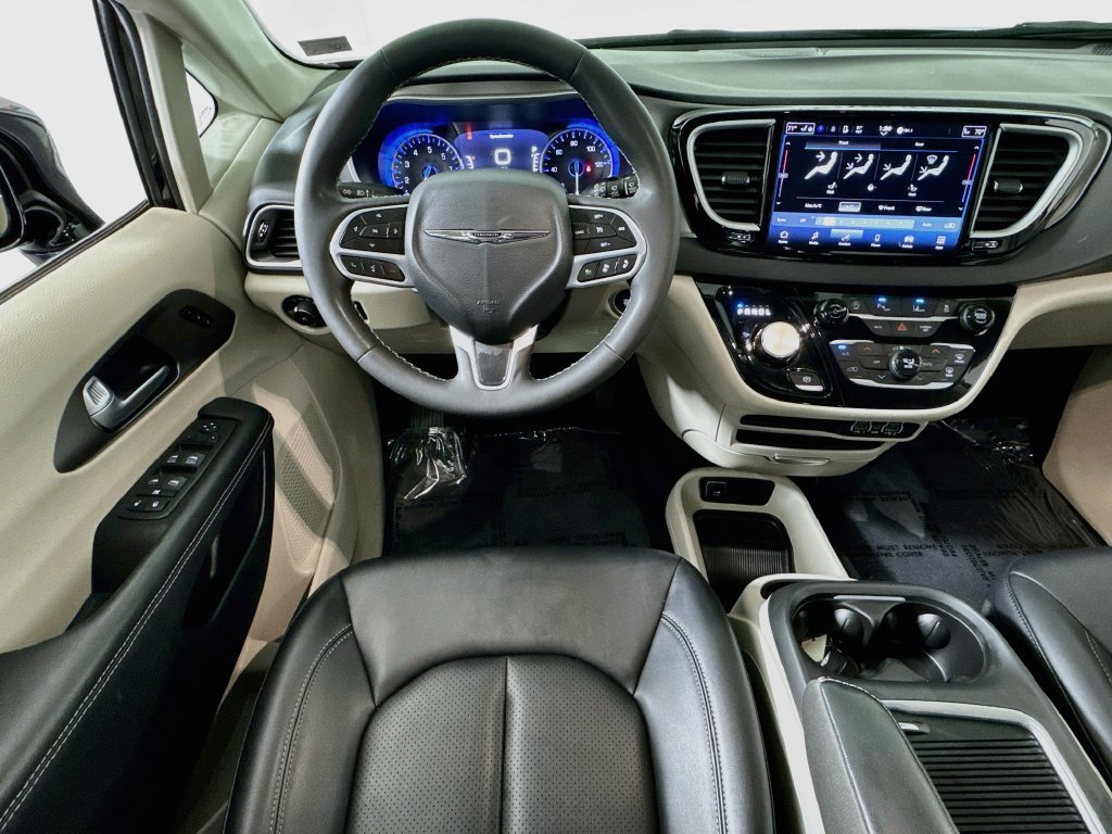 Used 2024 Chrysler Pacifica Touring-L FWD image 21